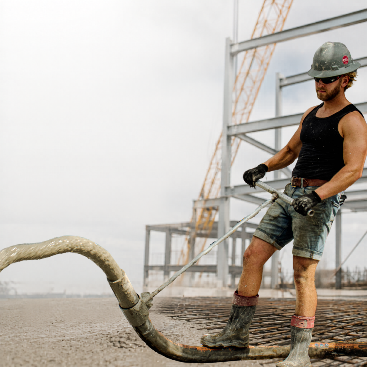 Betonwerker aan het werk op een bouwplaats