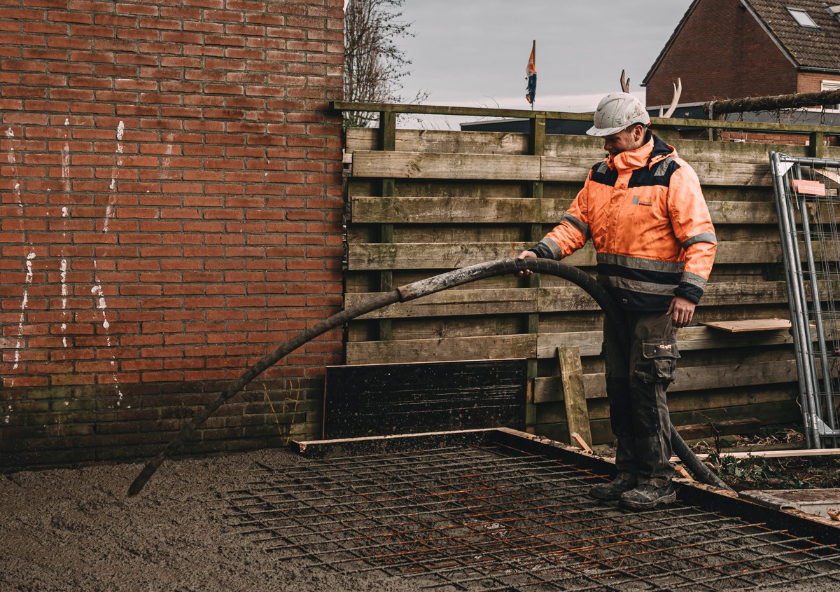 Betonpompmachinist van RvR aan het werk met de betonpomp