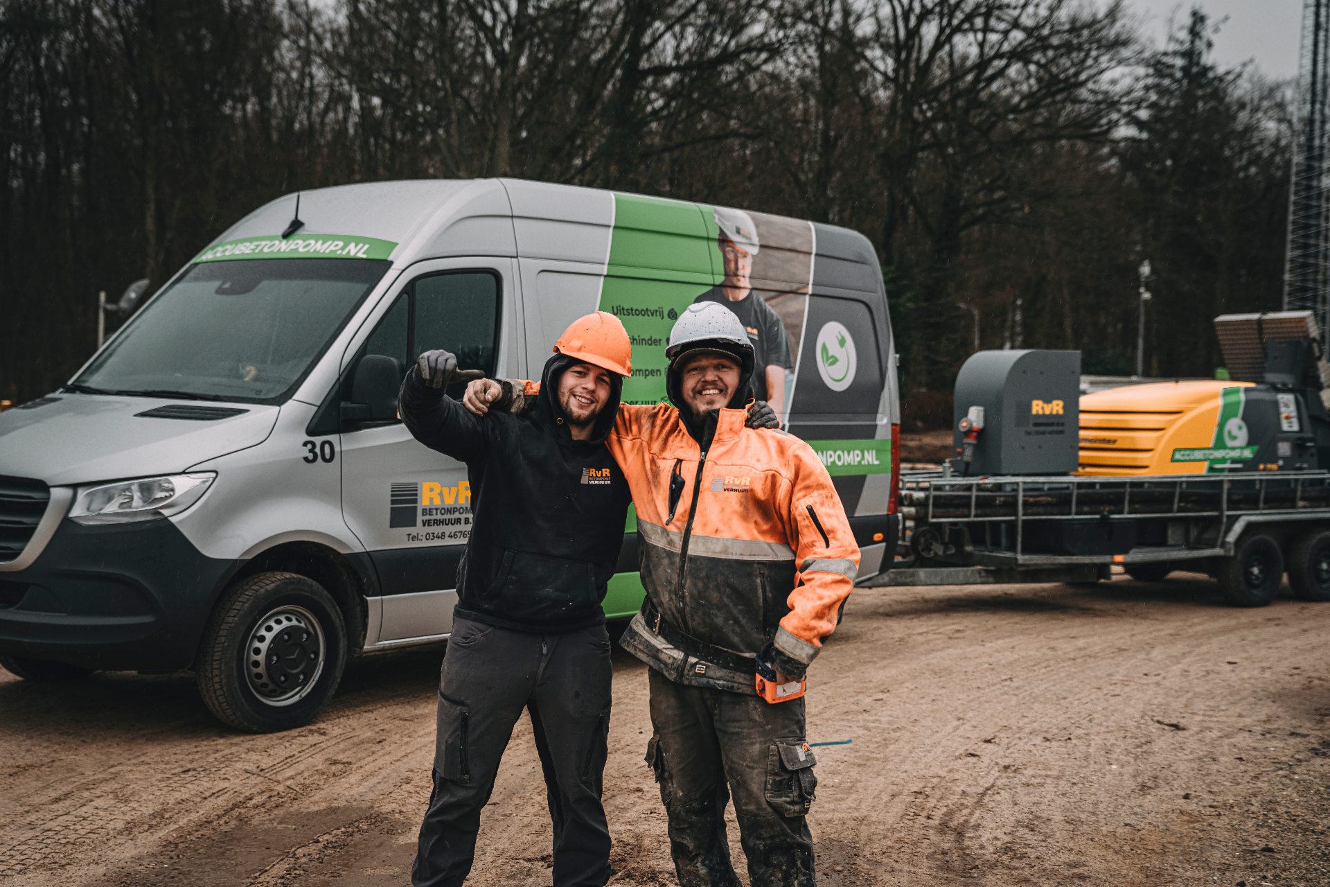 Tim, betonpompmachinist bij RvR met zijn collega voor de bedrijfsbus
